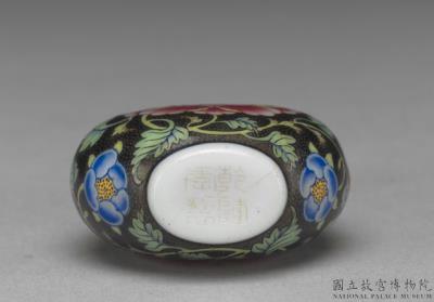 图片[3]-Glass-body painted enamel snuff bottle with winding peony branches on a black background, Qing dynasty, Qianlong reign (1736-1795)-China Archive